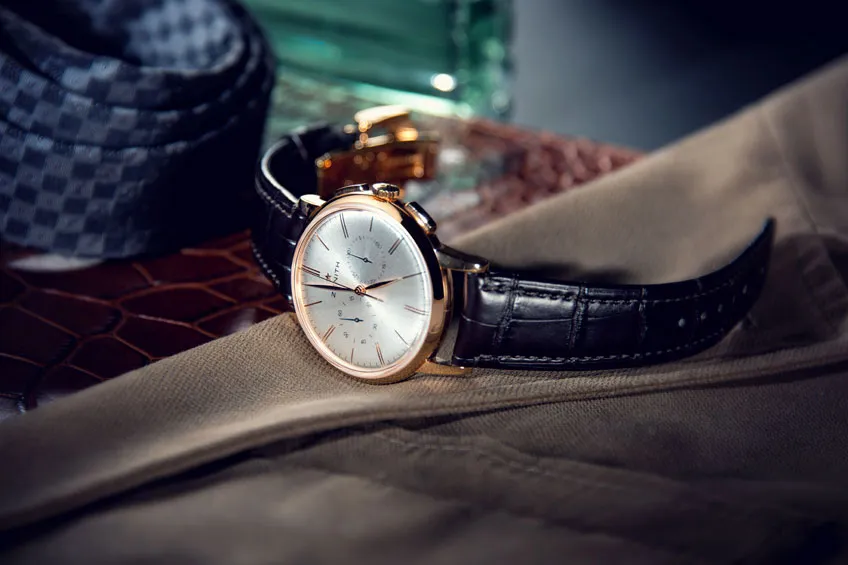 Elite Chronograph Classic vista sobre un pañuelo lifestyle Luxabun