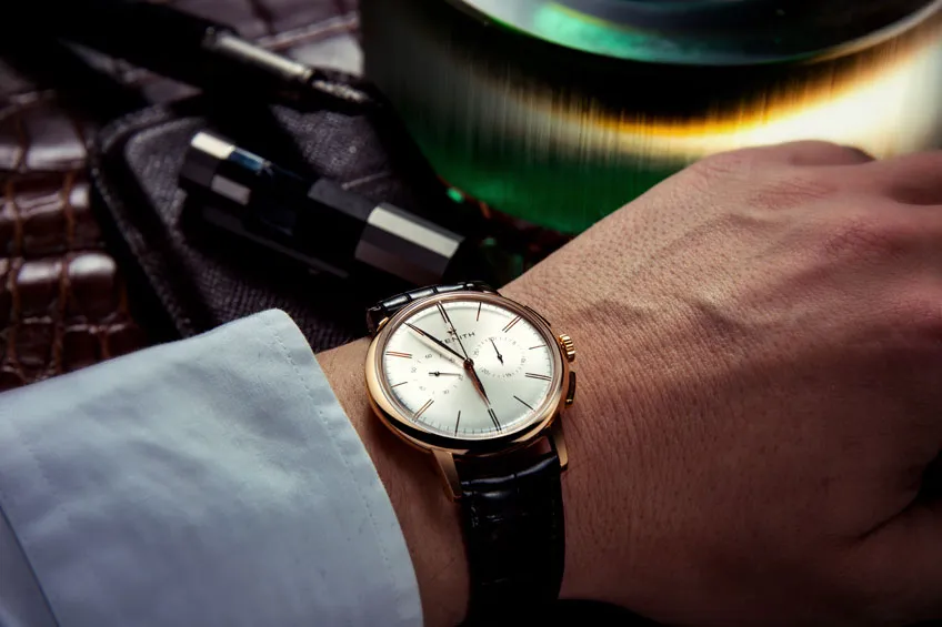Elite Chronograph Classic vista como queda en la muñeca de un hombre que la tiene apoyada sobre un escritorio lifestyle Luxabun